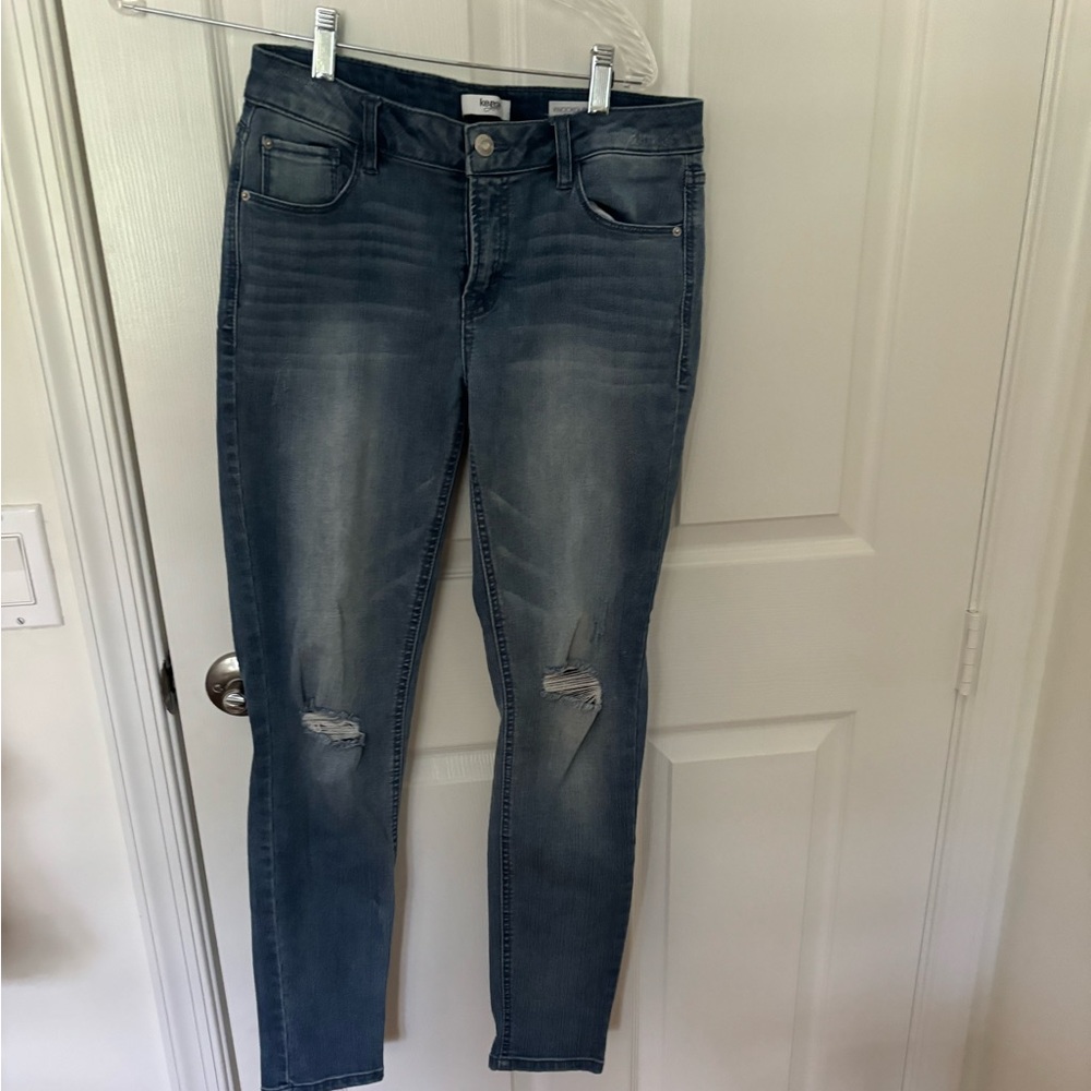 Kensie 6/28 blue skinny mid rise jeans with ripped knees